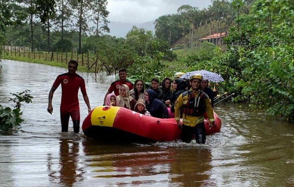 Bombeiros resgatam 30 pessoas ilhadas após rio subir em SC Oeste Mais