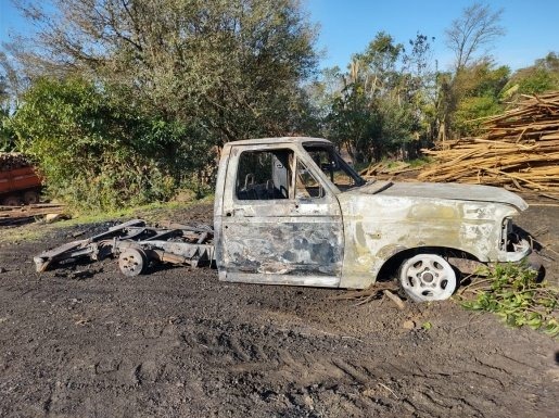 Caminhonete Fica Destru Da Ap S Pegar Fogo No Oeste Oeste Mais