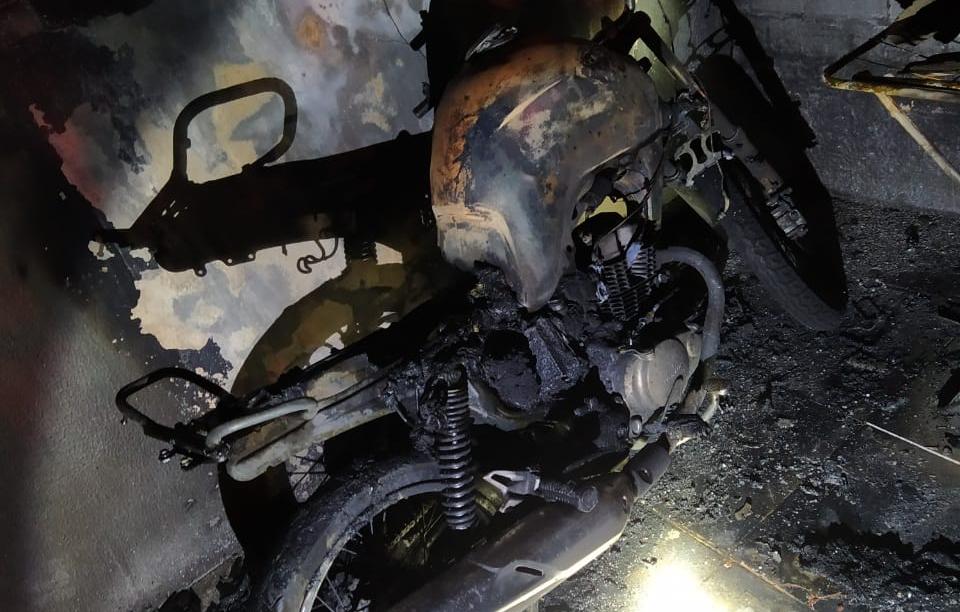 Motocicleta fica destruída após pegar fogo em garagem de residência