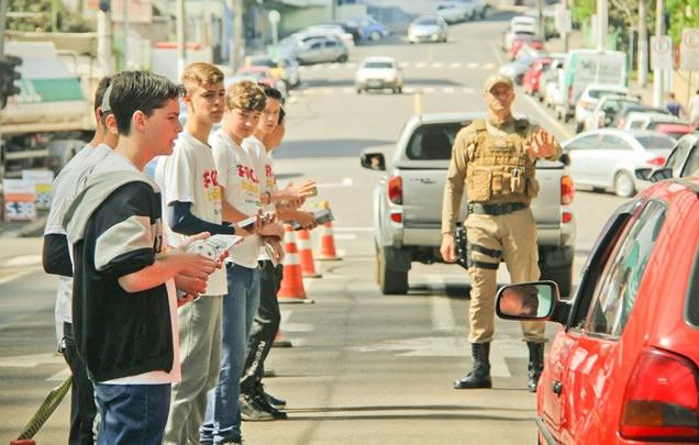 Alunos Realizam Blitz Educativa Em Projeto Foca No Tr Nsito Em