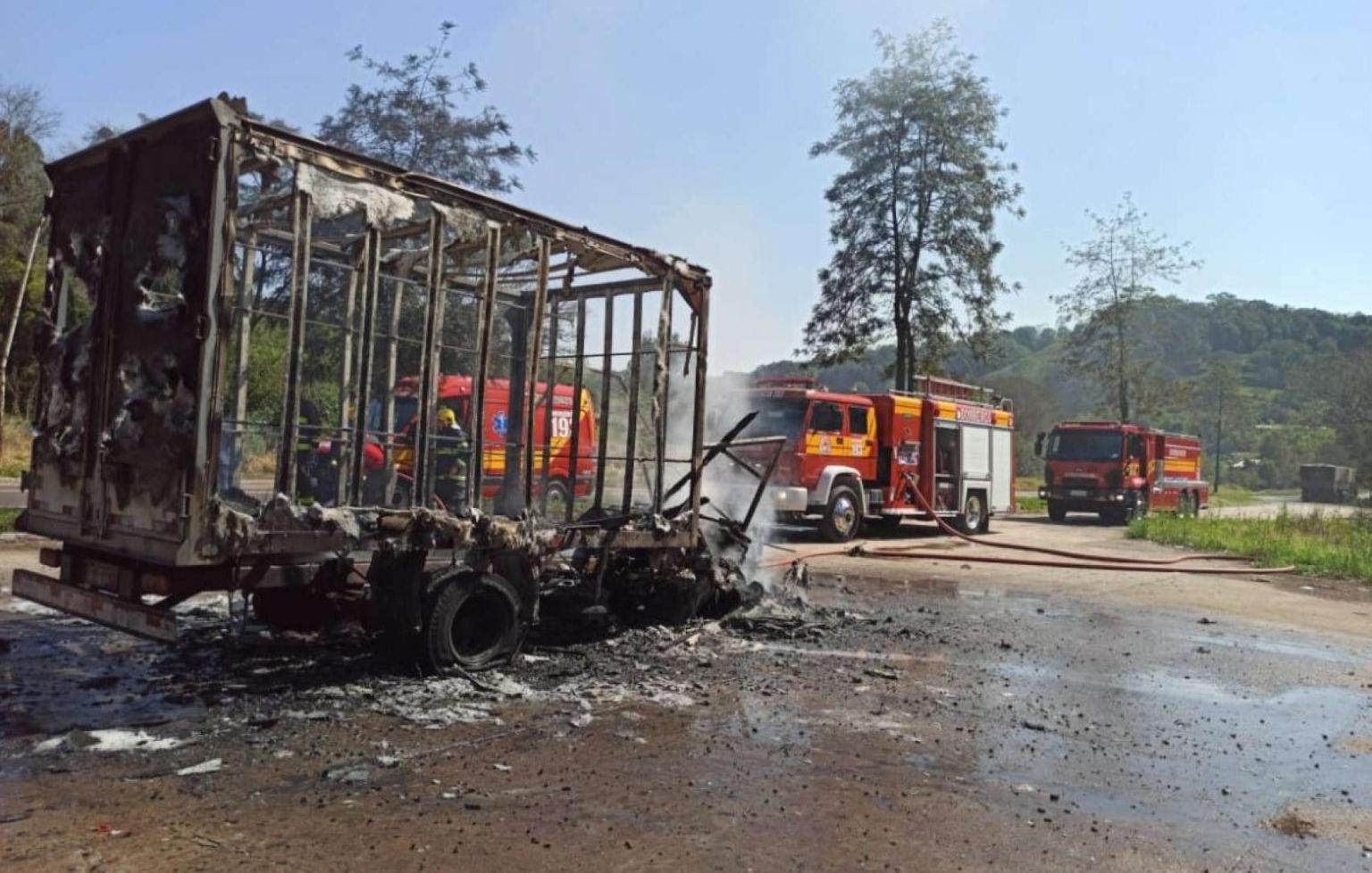 Caminhão fica destruído após pegar fogo na BR 282 Oeste Mais