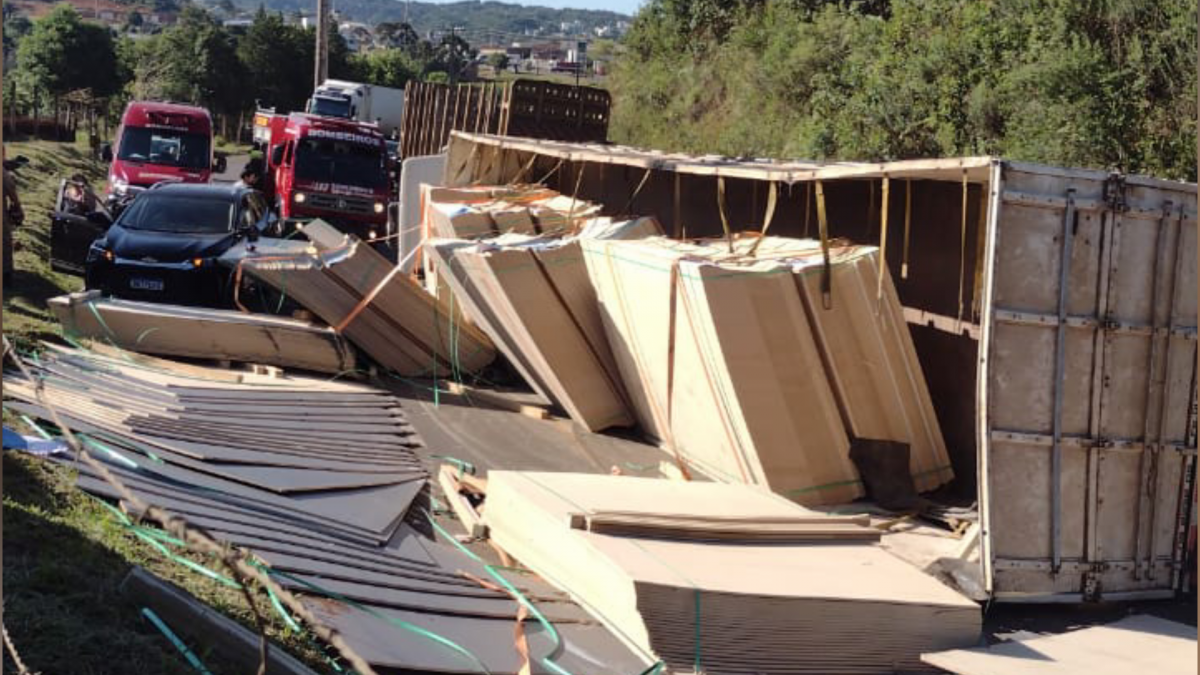 Carreta Carregada De Mdf Tomba E Carga Cai Em Cima De Ve Culo No Oeste