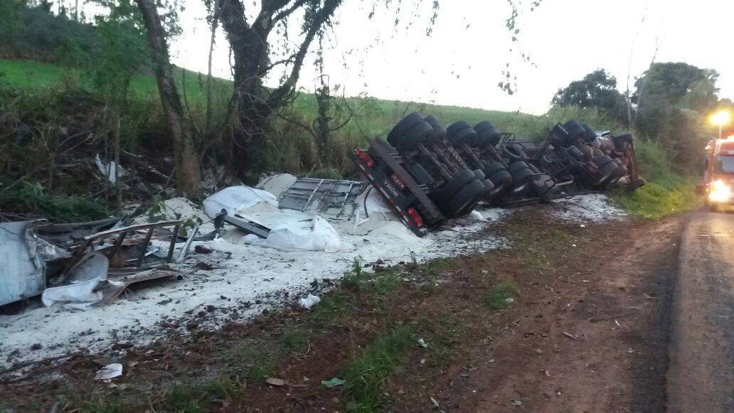 Carreta Tomba E Esparrama Carga De Arroz Nas Margens Da BR 282 Oeste Mais