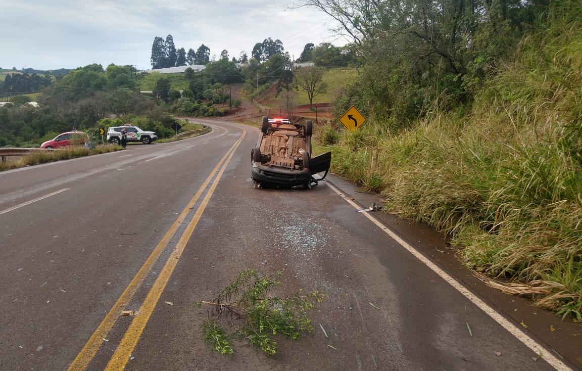 Carro Conduzido Por Jovem Capota Em Rodovia Do Oeste Oeste Mais