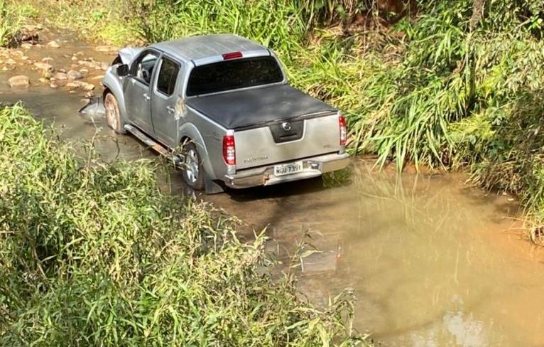 Motorista Perde O Controle Da Dire O E Cai Ve Culo No Rio Em Seara