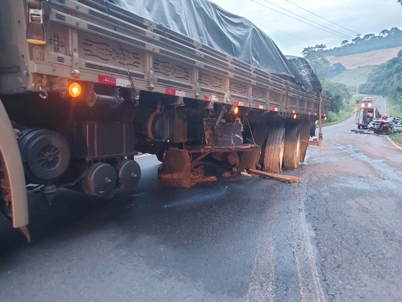 Motorista sai praticamente ileso de colisão entre caminhonete e