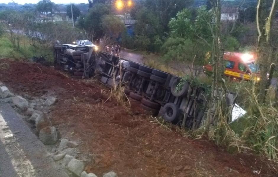 Motorista Tomba Carreta Ao Tentar Desviar De Cavalo Solto Na Pista