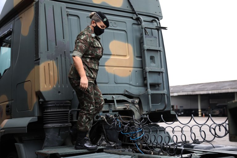 Exército brasileiro começa a treinar mulheres para o front