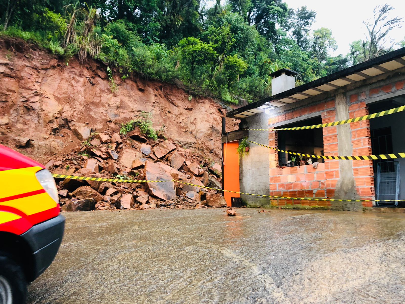 Deslizamento De Terra Deixa Residências Em Risco No Meio-Oeste - Oeste Mais