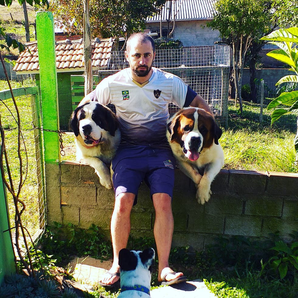 Ponteserradense dedica parte da vida à criação de cães da raça São