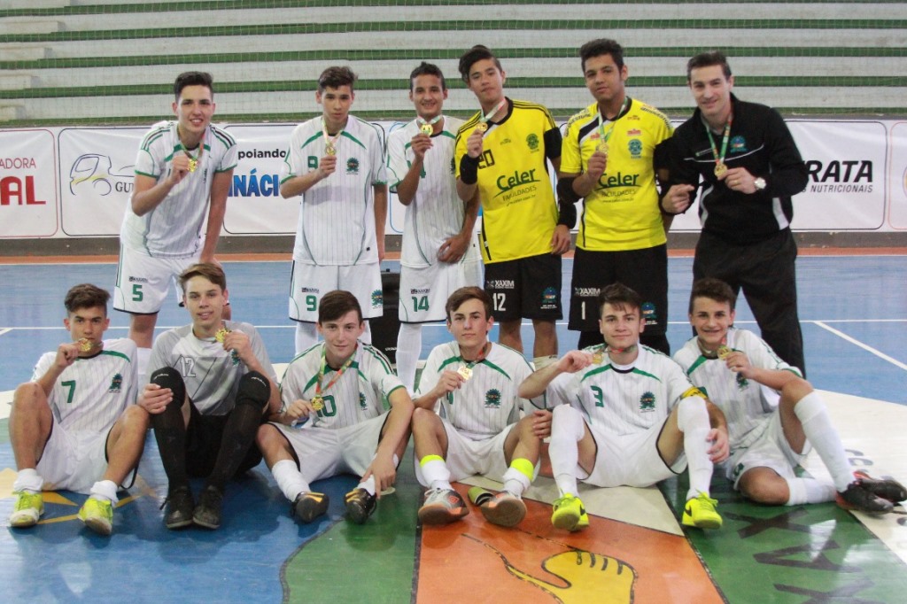 Equipes de futsal feminino e masculino adulto de Vargeão se