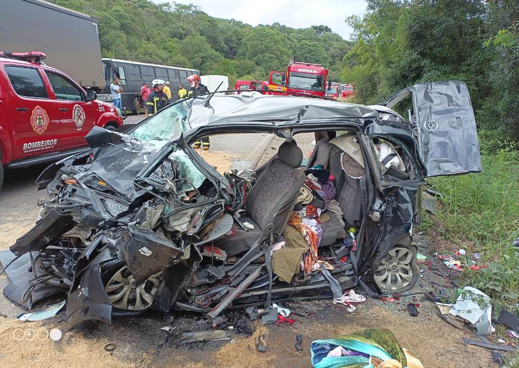 Carro da Argentina sai da pista e bate em barranco na BR-282 em Irani