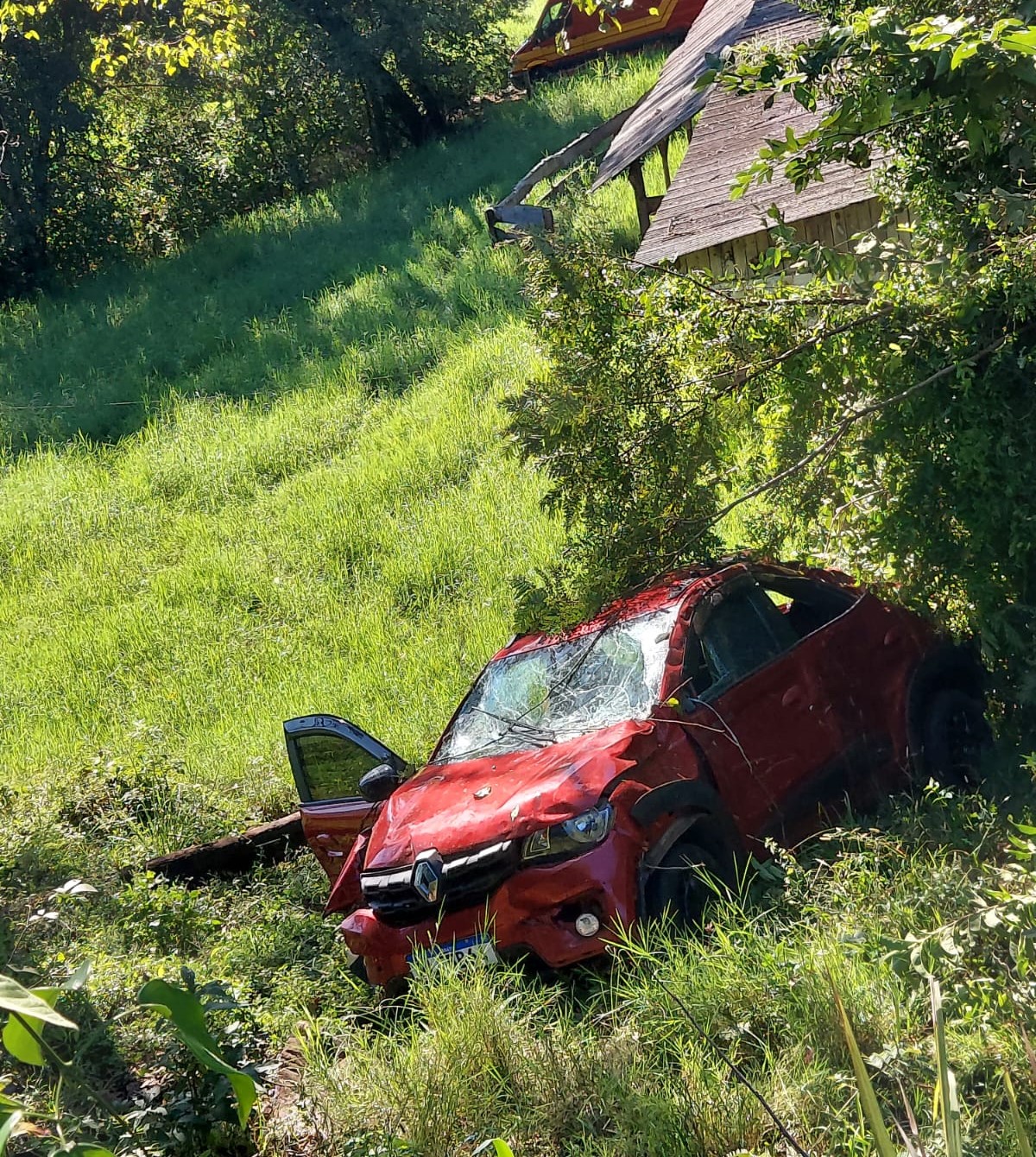 Colisão entre Caminhão x Automóvel; com saída de pista