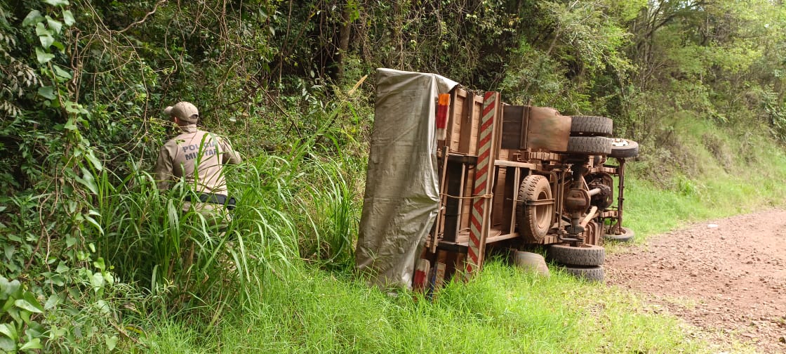 Motorista de caminhão morre em tombamento de veículo em Galvão