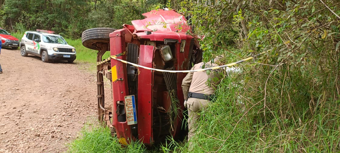 Motorista de caminhão morre em tombamento de veículo em Galvão